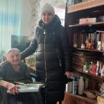 Сегодня сотрудники администрации посетили вдову участника Великой Отечественной войны и поздравили её с наступающим 8 Марта.